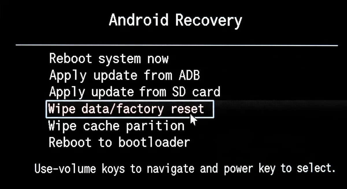 Android recovery mode menu with factory reset option and button controls highlighted.